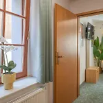 Ruhiges Mit Gartenblick & Schreibtisch