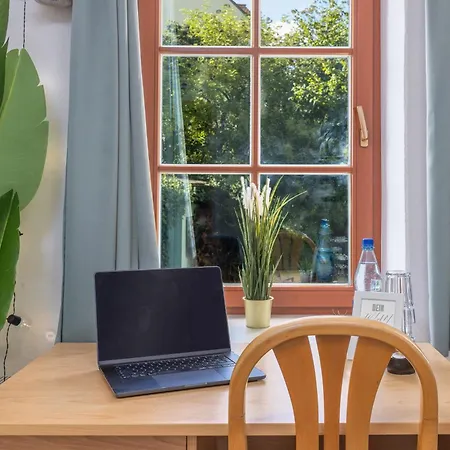 Ruhiges Mit Gartenblick & Schreibtisch Freiberg
