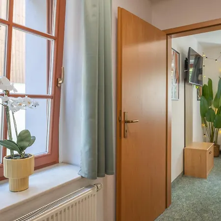 Ruhiges Mit Gartenblick & Schreibtisch